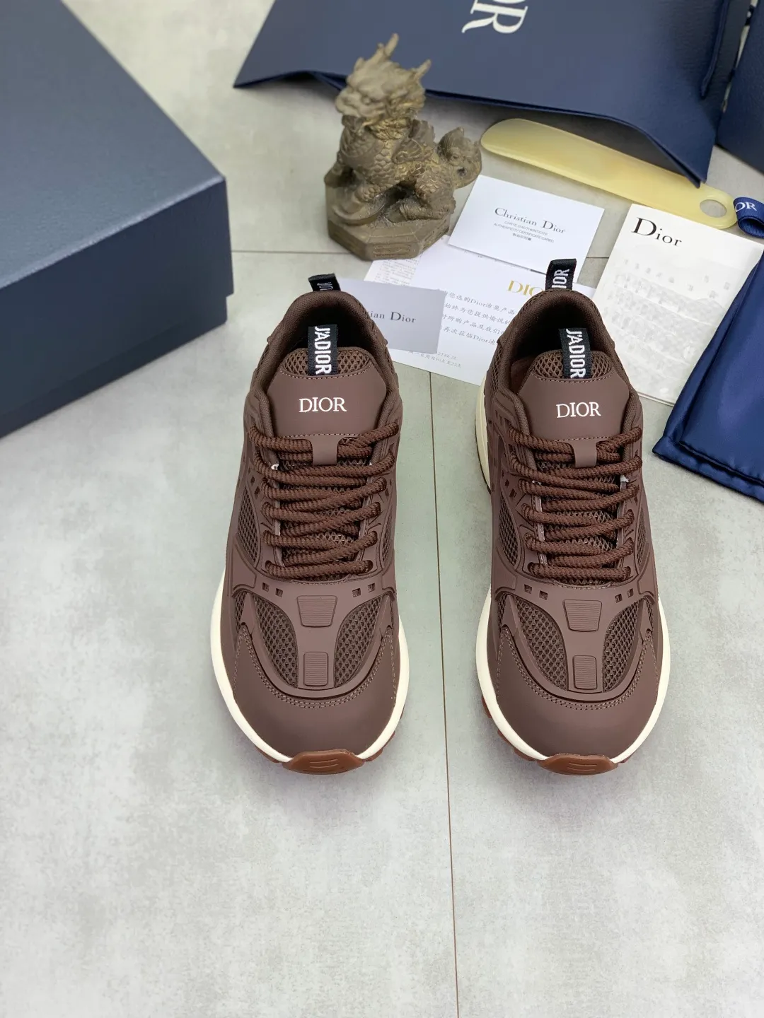 Men's Men's Shoes P600💰💎💎💎Top quality DIOR men's low-top sneakers series Newly launched this season, this low-top sneaker is one of the flagship styles of the series. Crafted from cowhide leather uppers combined with mesh and white technical fabric, it's finished with reflective graphic logos. Featuring logos on the heel and tongue, the extra-light sculpted rubber sole with signature embellishments enhances style, and internal stretch details create an ideal comfort fit that pairs well with a variety of casual looks. Shows fashionable and modern sports style Size:39-45 (38 46 customized)